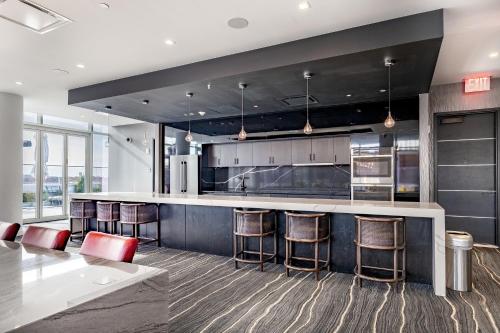 Luxury 2 BR Apt with Gym and Poolにあるキッチンまたは簡易キッチン
