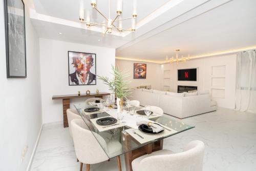 una sala da pranzo e un soggiorno con tavolo e sedie di Luxurious Condo in Tangier a Tangeri