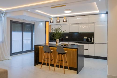 una cucina con bancone e sgabelli in bianco e nero di Luxurious Condo in Tangier a Tangeri