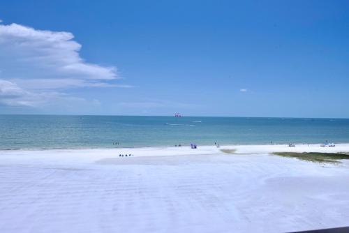 una playa con mucha gente en el agua en Pelican Watch #502 by Sun Palace Vacations, en Fort Myers Beach