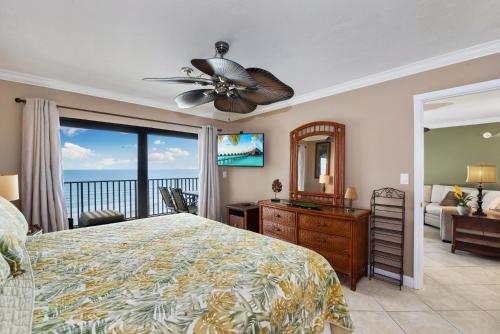 Ένα ή περισσότερα κρεβάτια σε δωμάτιο στο Pelican Watch #603 by Sun Palace Vacations