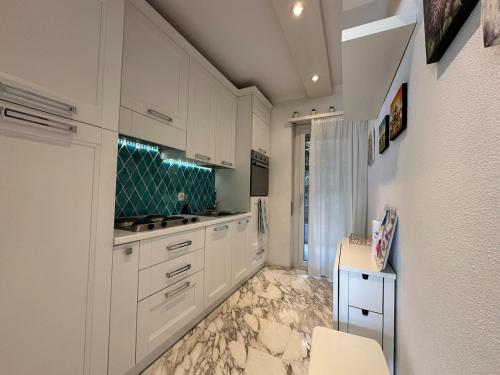 Kuchyň nebo kuchyňský kout v ubytování Luxury Penthouse, lake view