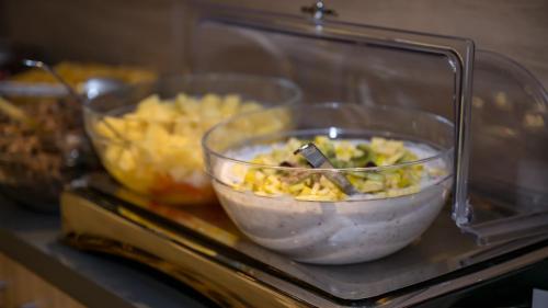 Makanan di atau berdekatan hotel