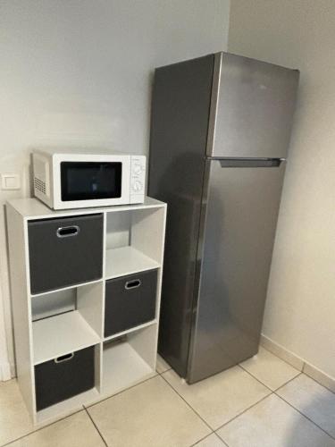 La cuisine est équipée d'un four micro-ondes et d'un réfrigérateur. dans l'établissement T3 centre ville Rodez, à Rodez