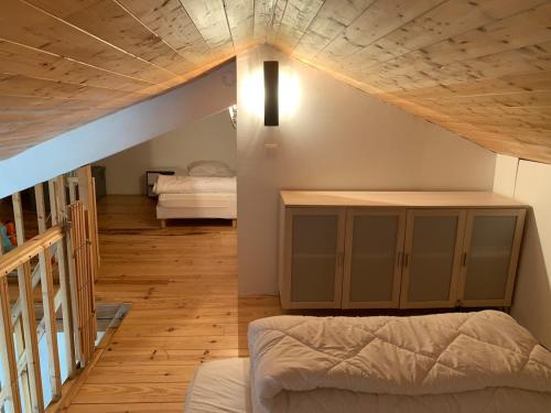 - une chambre avec un lit et un escalier dans l'établissement Gîte cocon Vassivière Aux abords du lac, à Vassivière