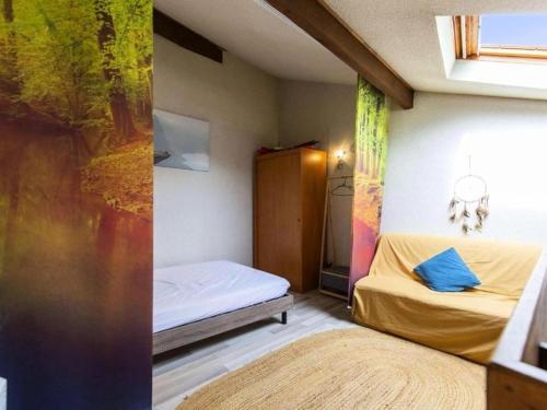 une petite chambre avec deux lits et une fenêtre dans l'établissement Résidence Princes - Studio spacieux refait a neuf proche des thermes MAE-1434, à Sassis