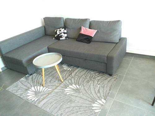 T2 calme, stationnement gratuit, autoroute à proximité, plage à 10km