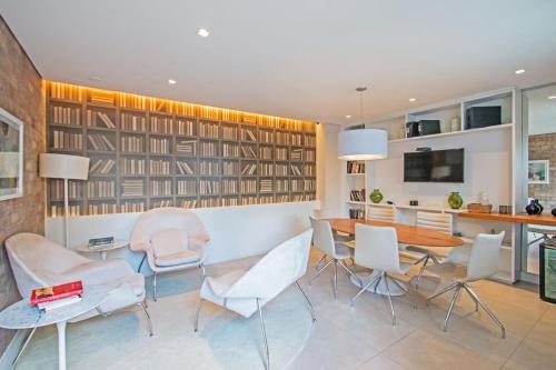 a dining room with a table and chairs at Apartamento aconchegante com 1 vaga - Próx CGH, Consulado, Transamérica, Autódromo, Vibra in Sao Paulo