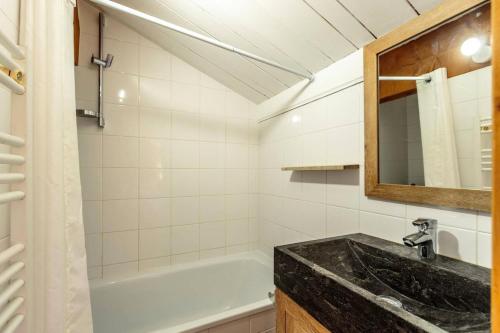 une salle de bain avec un lavabo et une baignoire dans l'établissement Résidence Les Alpages - Chalet des ALPAGES N°15 MAE-9751, à La Plagne Tarentaise