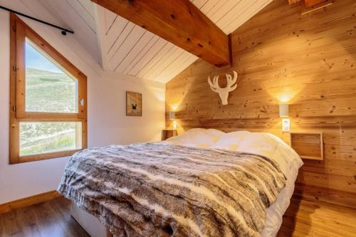 une chambre avec un lit dans une pièce avec une fenêtre dans l'établissement Résidence Les Alpages - Chalet des ALPAGES N°15 MAE-9751, à La Plagne Tarentaise