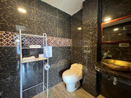 a bathroom with a toilet and a sink at Holiday House - 3 Bedroom 3 Bathroom in Baños