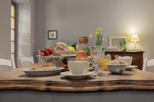 a table with food and drinks on top of it at Villa Essiccatoio by MMega in Lisciano Niccone