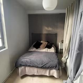 une chambre avec un lit dans une pièce dans l'établissement Le Presbytère Normand, à Canapville