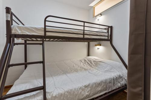 Ce lit superposé se trouve dans une petite chambre dotée de lits superposés. dans l'établissement Résidence Les Hauts De Preclaux - Appartement au dernier étage situé aux Orres 1800 MAE-4021, aux Orres