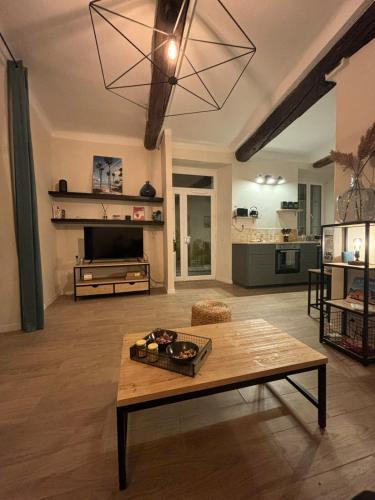 un salon avec une table basse et une télévision dans l'établissement T2 centre historique la Ciotat, à La Ciotat