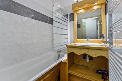 une salle de bain avec un lavabo et un miroir dans l'établissement Résidence Les Hauts De Preclaux - Appartement au dernier étage situé aux Orres 1800 MAE-4021, aux Orres