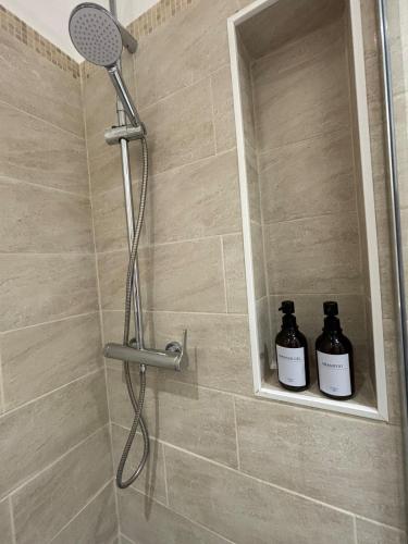 La salle de bains est pourvue d'une douche et de 2 bouteilles de savon. dans l'établissement T2 centre historique la Ciotat, à La Ciotat