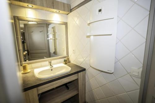 une salle de bain avec un lavabo et un miroir dans l'établissement Chalet Rosael - Appartement plein sud au pied des pistes MAE-1561, à Val Thorens