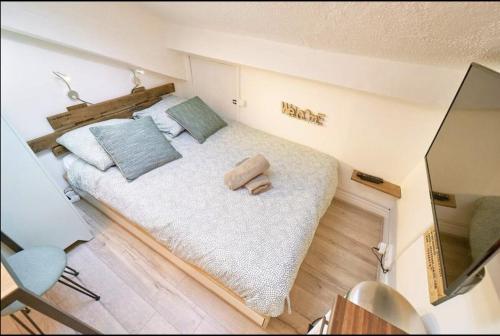 - une petite chambre avec un grand lit dans l'établissement Sweet Wilson Salengro - droit, à Villeurbanne