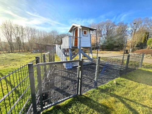 a bird house in a cage on a fence at Hunsrücker Tiny Ferien L in Hottenbach