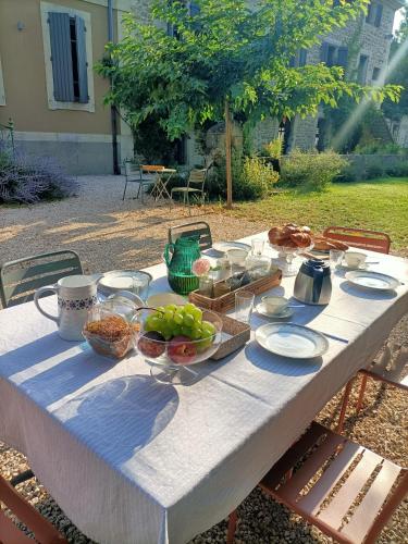 BouchetにあるEine Magnanerie in der Provenceの白いテーブル