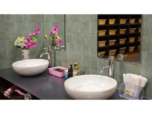 two white sinks on a black counter in a bathroom at Togen Kurobe UnazukiOnsen - Vacation STAY 04361v in Kurobe