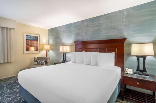 a hotel room with a large bed and two lamps at Best Western Plus Carpinteria Inn in Carpinteria