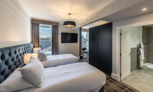 Postel nebo postele na pokoji v ubytování Udny Arms Hotel