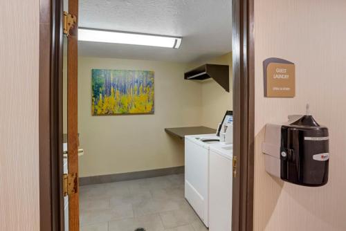 a kitchen with a washer and dryer in a room at Best Western Plus Landmark Inn in Park City