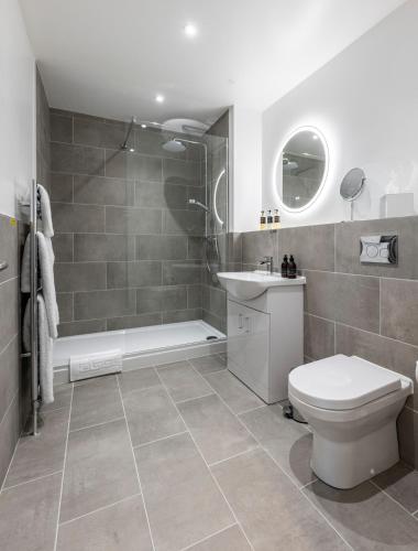 a bathroom with a tub and a toilet and a sink at Udny Arms Hotel in Newburgh