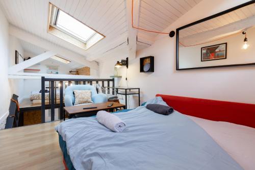 une chambre avec un grand lit et une chaise dans l'établissement Le Duplex Central tout équipé, à Toulouse