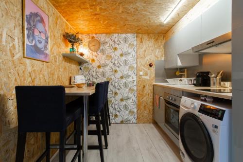 une petite cuisine avec une table et des chaises. dans l'établissement Le Duplex Central tout équipé, à Toulouse