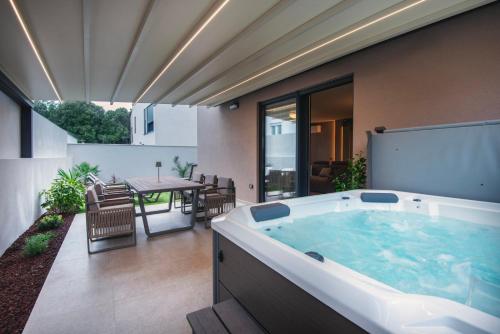 Hồ bơi trong/gần All Seasons Luxury Apartments