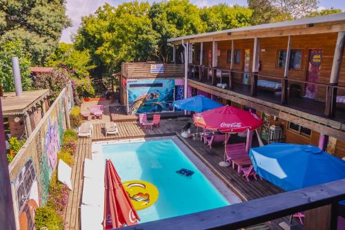 Πισίνα στο ή κοντά στο La Rubia Hostel