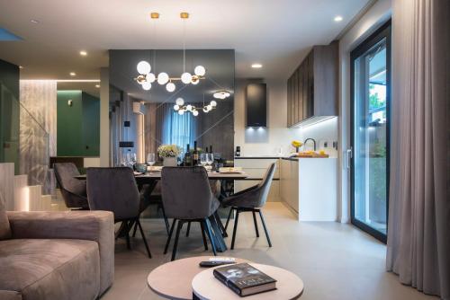 Khu vực ghế ngồi tại All Seasons Luxury Apartments