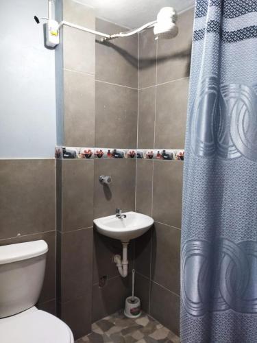 a bathroom with a toilet and a sink at Samay Wasi in Ayacucho