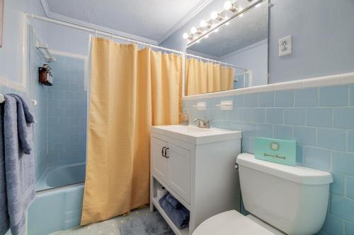 Ένα μπάνιο στο Retro! - 4BR Near Sav Airport