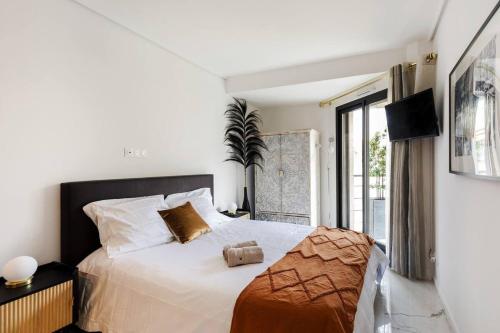 une chambre avec un grand lit et une grande fenêtre dans l'établissement Luxury Apartment - Carre d'Or - 2 Beds, à Cannes