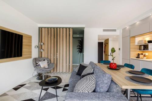 un salon avec un canapé et une table dans l'établissement Luxury Apartment - Carre d'Or - 2 Beds, à Cannes