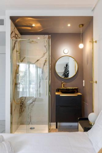 une salle de bain avec une douche, un lavabo et un miroir dans l'établissement Luxury Apartment - Carre d'Or - 2 Beds, à Cannes