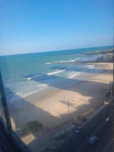 ナタールにあるFrente mar 2のビーチと海の空中写真