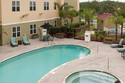 Бассейн в Residence Inn Orlando Airport или поблизости