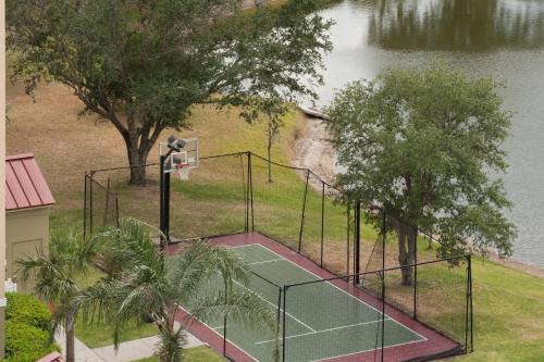 Теннис и/или сквош на территории Residence Inn Orlando Airport или поблизости