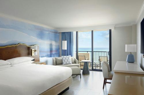 Postel nebo postele na pokoji v ubytování Fort Lauderdale Marriott Harbor Beach Resort & Spa