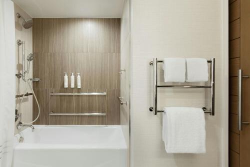 Koupelna v ubytování Fort Lauderdale Marriott Harbor Beach Resort & Spa