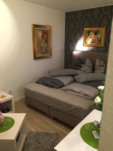a room with two beds in a room at Mini-Ferien-Suite Hildesheim in Hildesheim