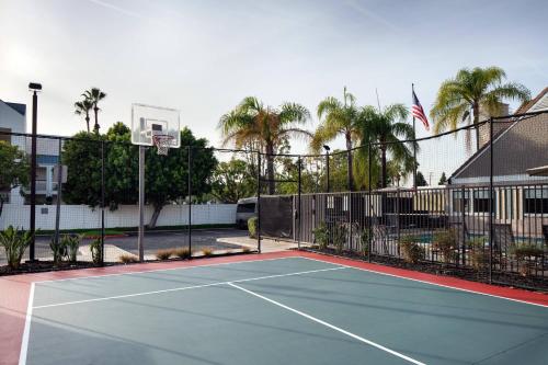 a tennis court with a net and a basketball hoop at Residence Inn Anaheim Placentia/Fullerton in Placentia