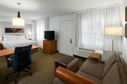 Televisyen dan/atau pusat hiburan di TownePlace Suites by Marriott Seattle Southcenter