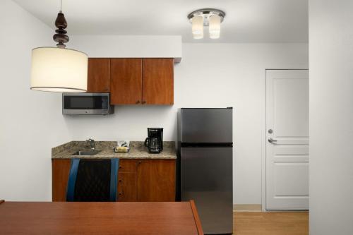 Dapur atau dapur kecil di TownePlace Suites by Marriott Seattle Southcenter