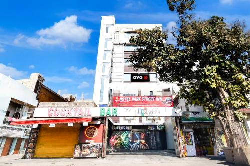 un grand bâtiment blanc avec une enseigne pour un bar à sushis dans l'établissement Super Hotel O Park Street Inn, à Rānchī
